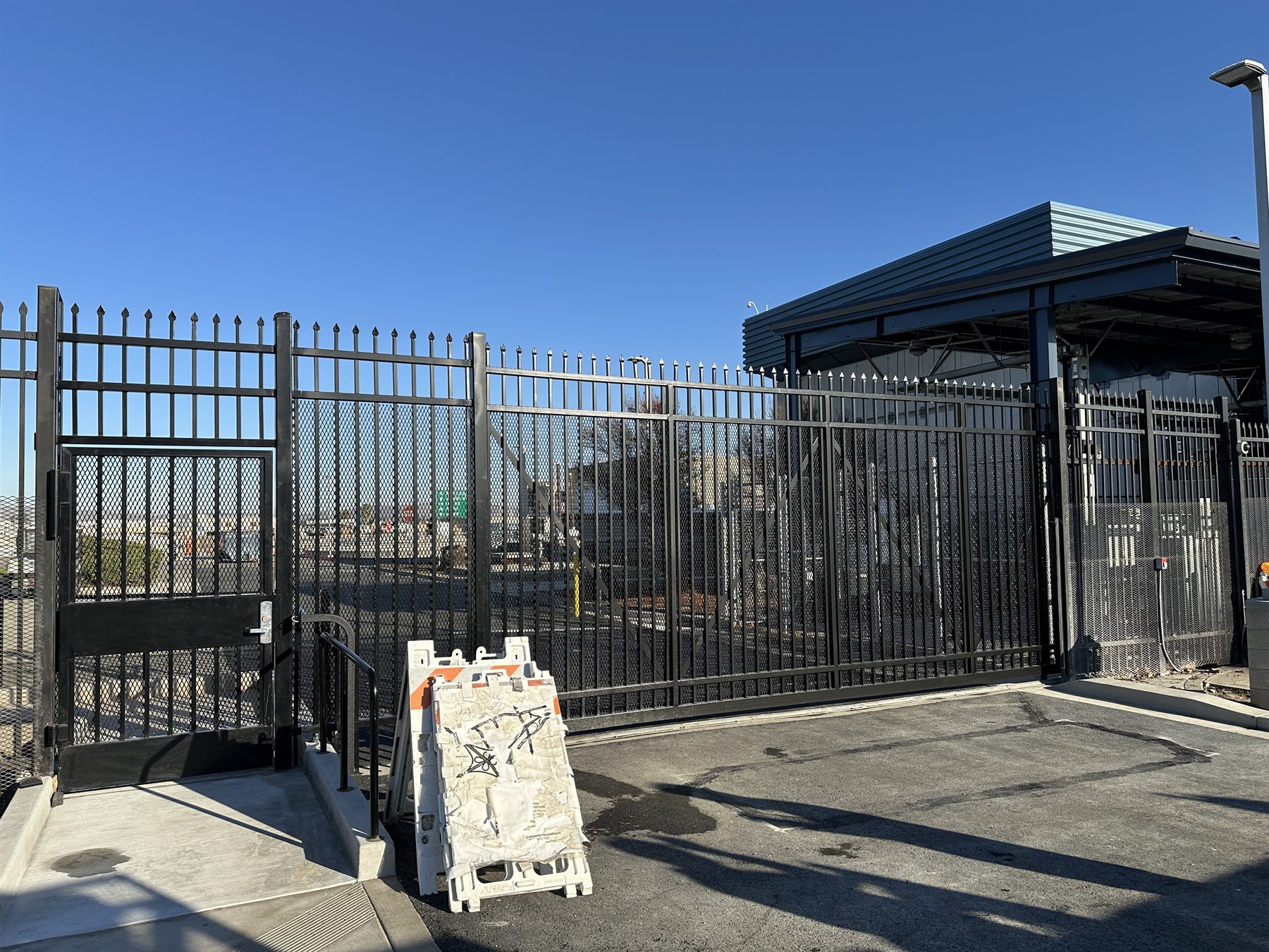 Automatic industrial gate operator installation